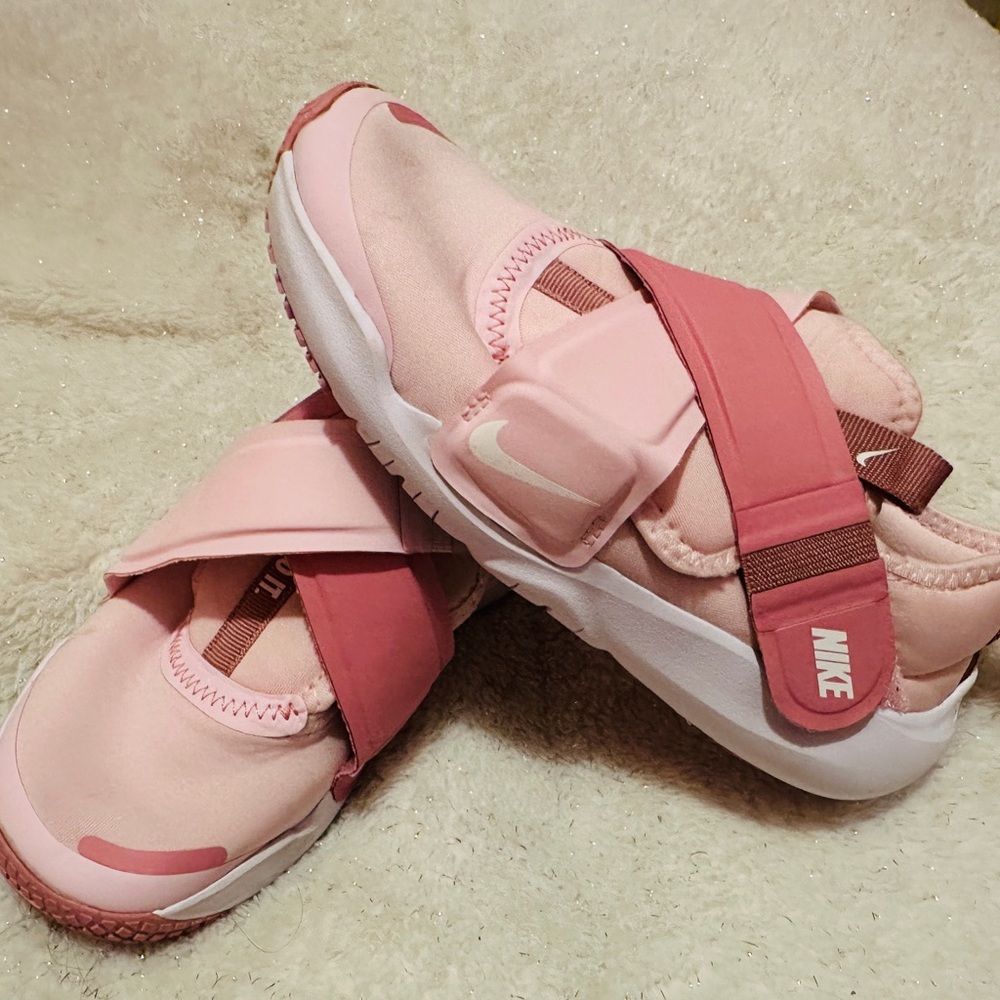 Nike girl sneakers, size US 1Y, EUR 32